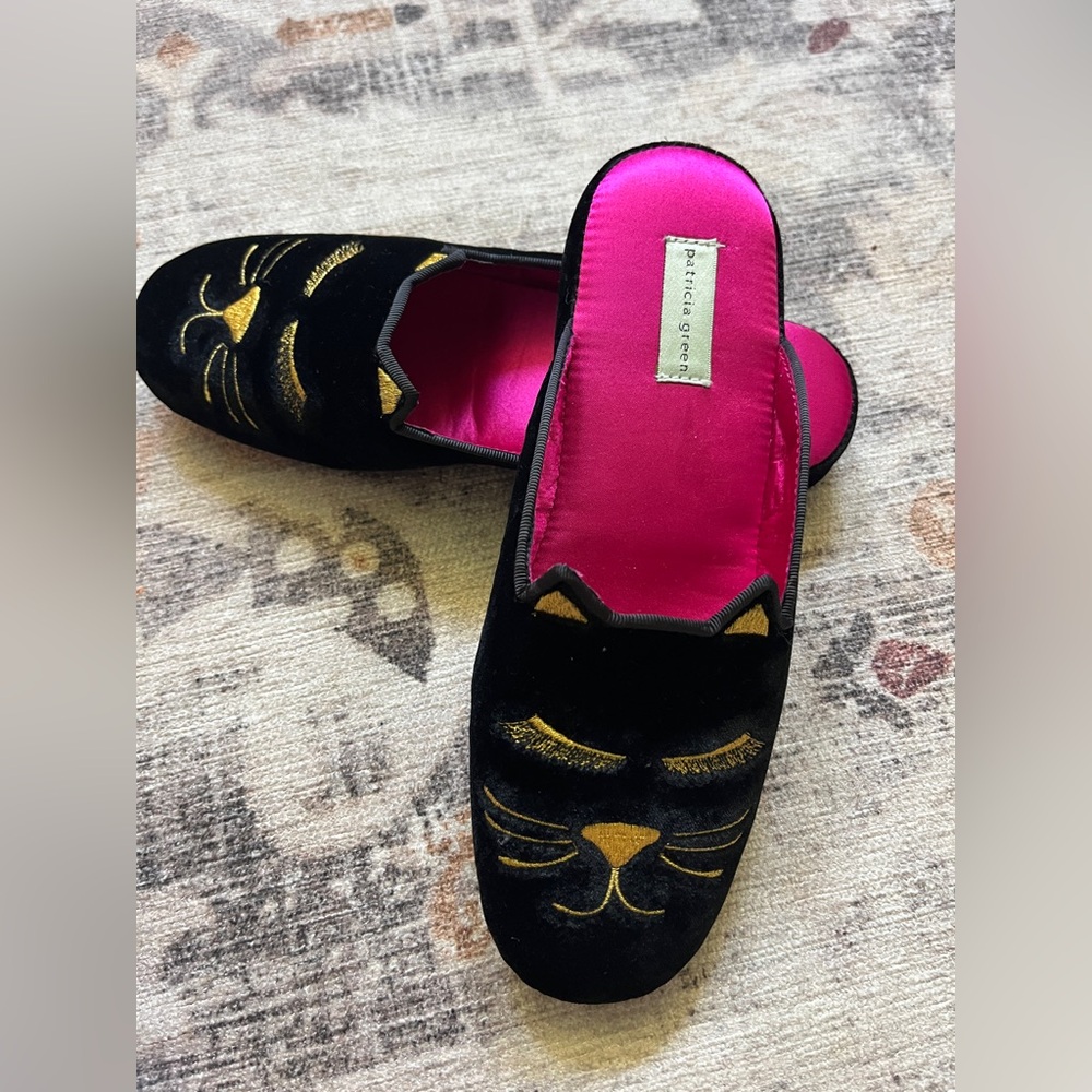Patricia Green Black Velvet Demure Kitty Slippers Gold Embroidered Size 7 new